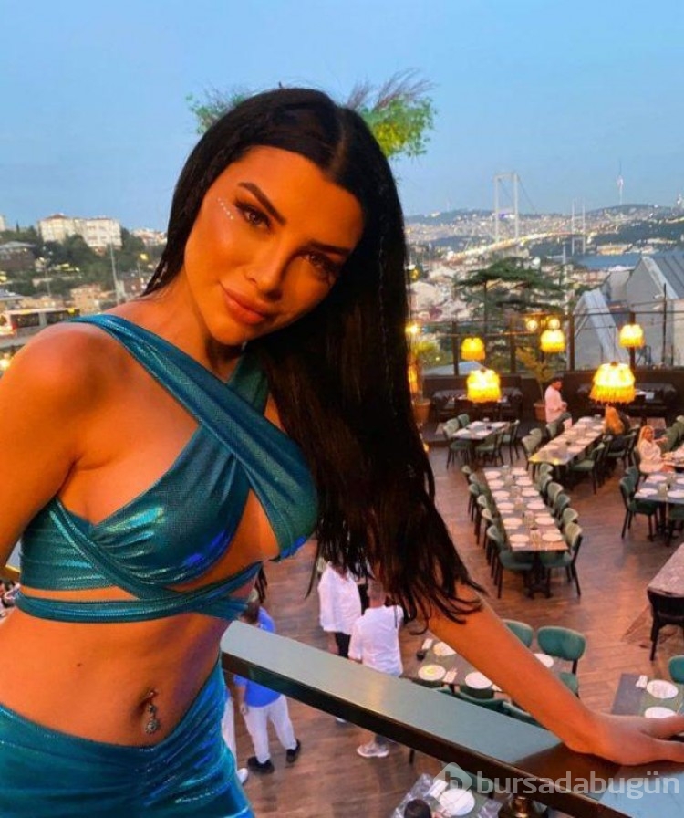 İşte Benim Stilim yarışmasıyla tanınan Aleyna Eroğlu'nun göğüs dekoltesine beğeni yağdı!