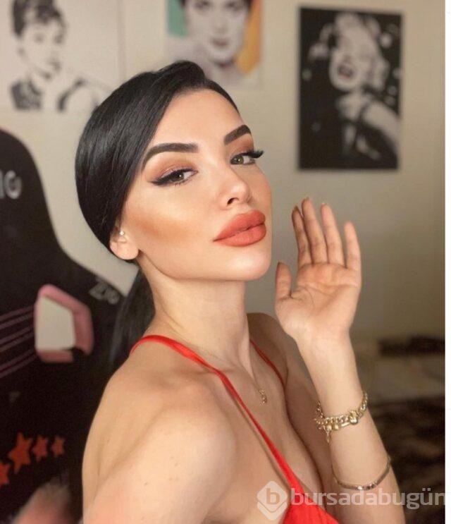 İşte Benim Stilim yarışmasıyla tanınan Aleyna Eroğlu'nun göğüs dekoltesine beğeni yağdı!