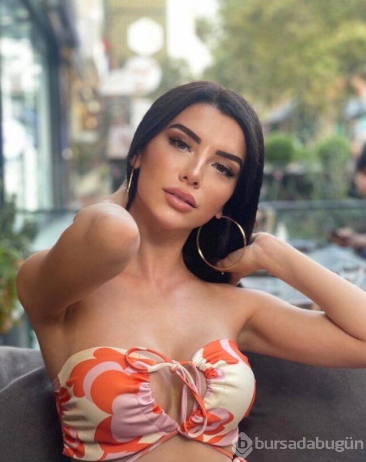 İşte Benim Stilim yarışmasıyla tanınan Aleyna Eroğlu'nun göğüs dekoltesine beğeni yağdı!