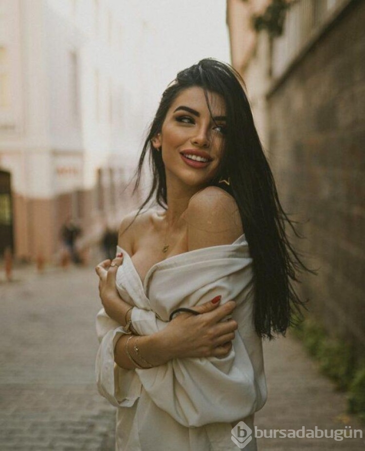 İşte Benim Stilim yarışmasıyla tanınan Aleyna Eroğlu'nun göğüs dekoltesine beğeni yağdı!