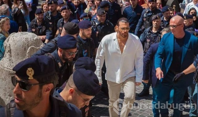Can Yaman'a İtalya'da polisler duvar oldu