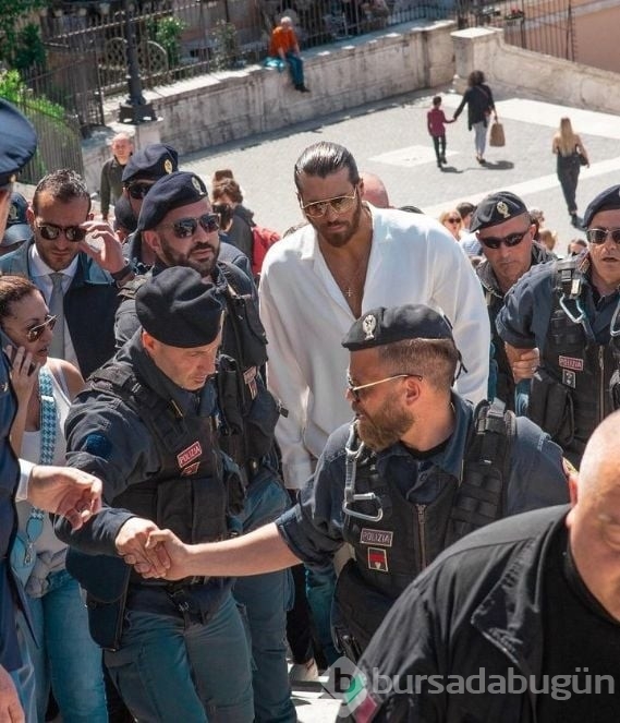 Can Yaman'a İtalya'da polisler duvar oldu