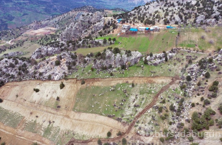 Kaya parçalarının zarar verdiği mahallede önlem alınıyor