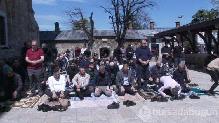 Bursa'da ramazan ayının son cuması Ulucami doldu taştı