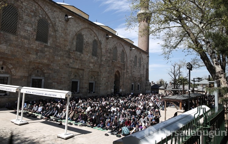 Bursa'da ramazan ayının son cuması Ulucami doldu taştı