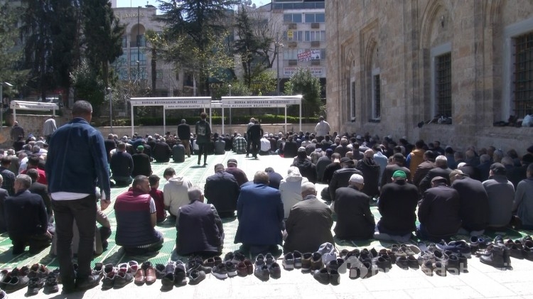 Bursa'da ramazan ayının son cuması Ulucami doldu taştı