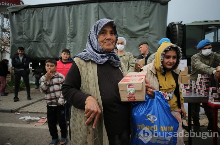 Mehmetçikler Depremzedeleri yalnız bırakmıyor! Faaliyetler devam ediyor