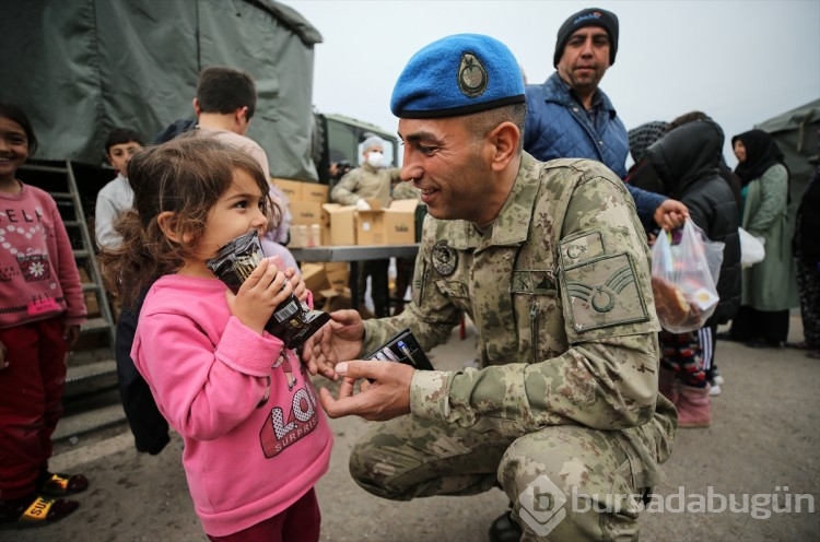 Mehmetçikler Depremzedeleri yalnız bırakmıyor! Faaliyetler devam ediyor