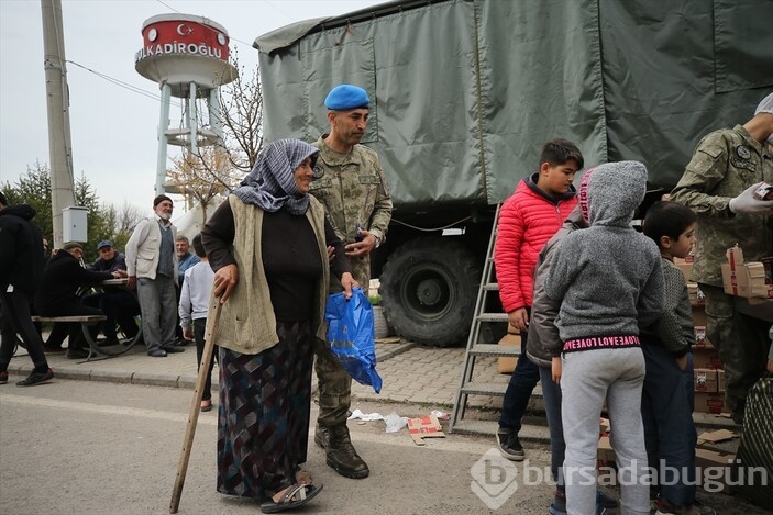 Mehmetçikler Depremzedeleri yalnız bırakmıyor! Faaliyetler devam ediyor