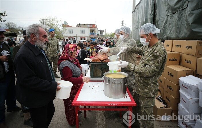 Mehmetçikler Depremzedeleri yalnız bırakmıyor! Faaliyetler devam ediyor