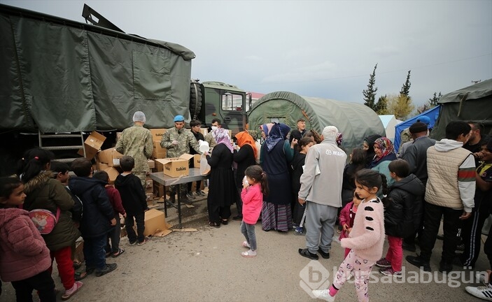 Mehmetçikler Depremzedeleri yalnız bırakmıyor! Faaliyetler devam ediyor