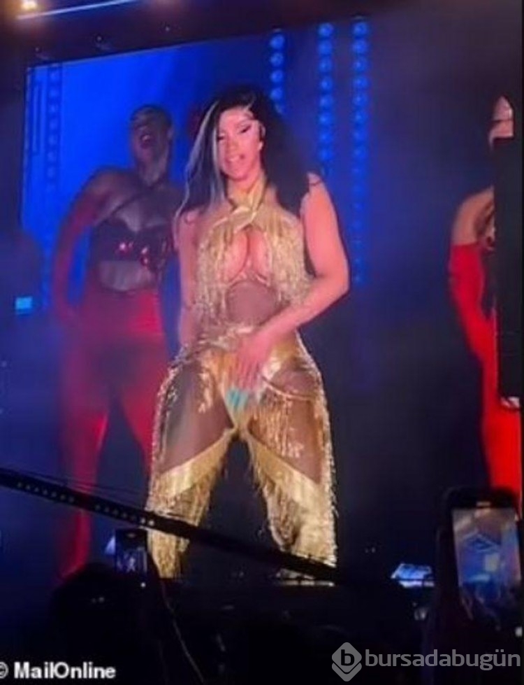 Ünlü şarkıcı Cardi B. sahnede twerk yaparken pantolonu yırtıldı! 