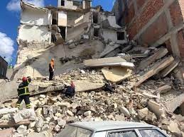 Kilis'te 4 katlı ağır hasarlı bina çöktü!