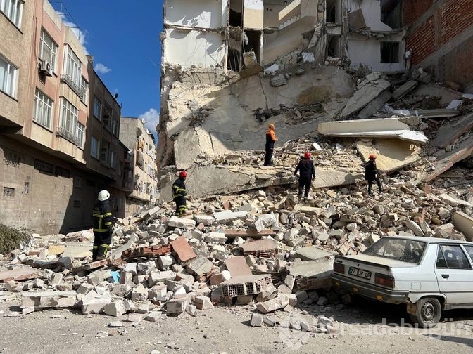 Kilis'te 4 katlı ağır hasarlı bina çöktü!