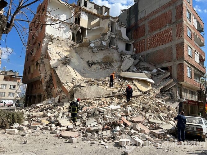 Kilis'te 4 katlı ağır hasarlı bina çöktü!