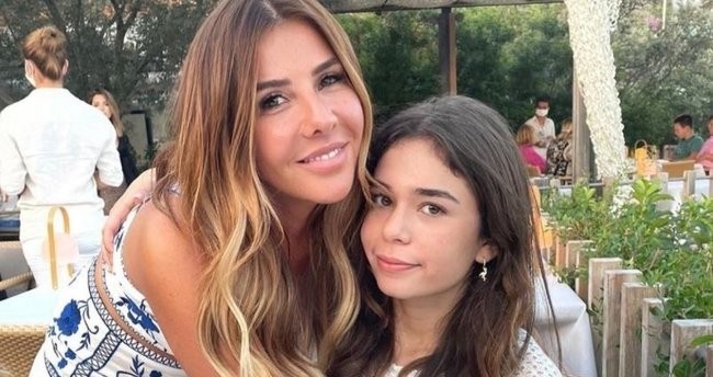 Acun Ilıcalı'nın eski eşi Zeynep Yılmaz kızlarıyla poz verdi!