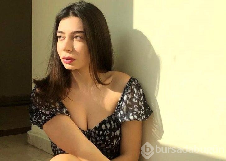 Alemin Kralı'nın Oben'i Birsu Demir dekolteli pozlarıyla mest etti