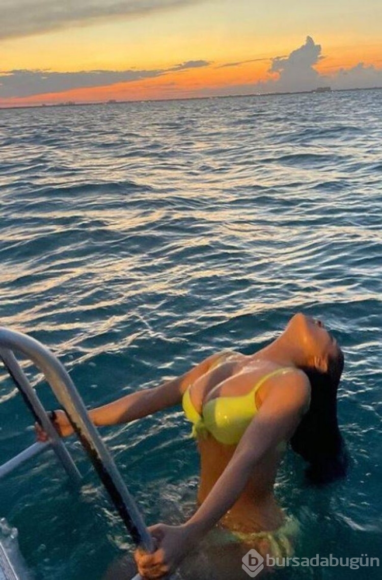 Oyuncu Salma Hayek sarı bikinisiyle şov yaptı!