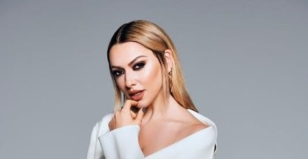 Ünlü şarkıcı Hadise'nin dekolteli pozları olay oldu!
