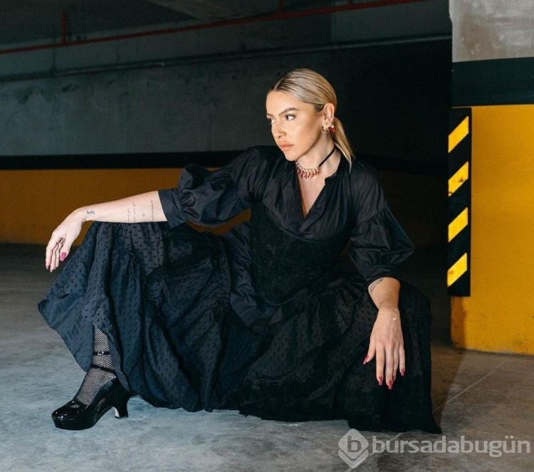 Ünlü şarkıcı Hadise'nin dekolteli pozları olay oldu!