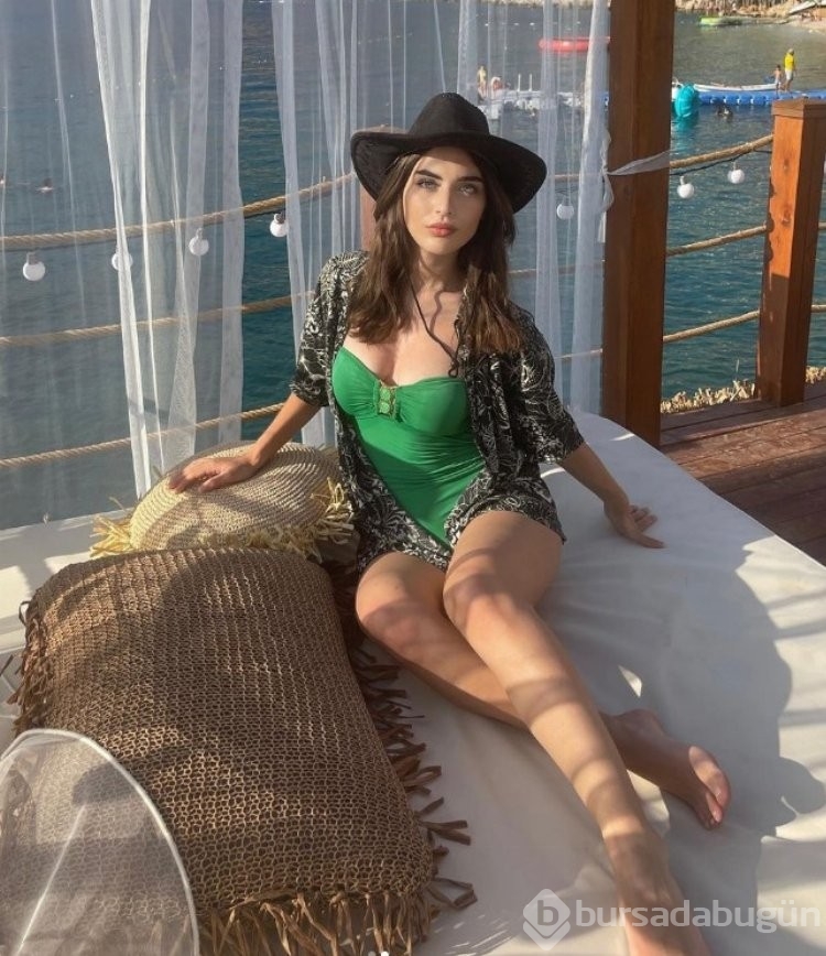 Güzel oyuncu Çağla Şimşek göğüs dekolteli pozuyla mest etti!