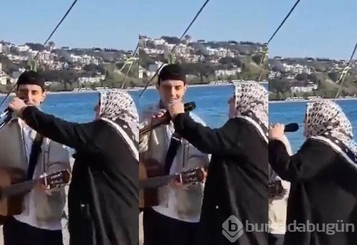 Sokak müzisyeni şarkı söylerken yanına geldi mikrofonu kendisine çekti! Performansı kendine hayran bıraktı