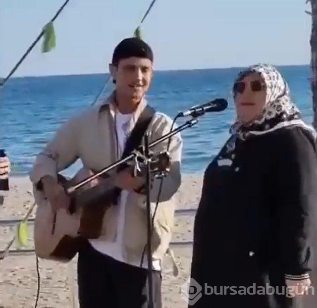 Sokak müzisyeni şarkı söylerken yanına geldi mikrofonu kendisine çekti! Performansı kendine hayran bıraktı