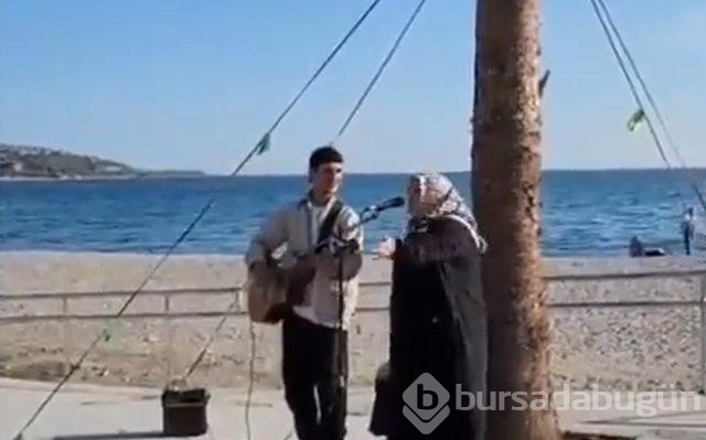 Sokak müzisyeni şarkı söylerken yanına geldi mikrofonu kendisine çekti! Performansı kendine hayran bıraktı