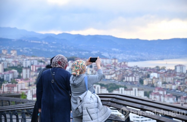 23 Nisan'da açılan Boztepe seyir terası ve yürüyüş yolu yoğun ilgi gördü