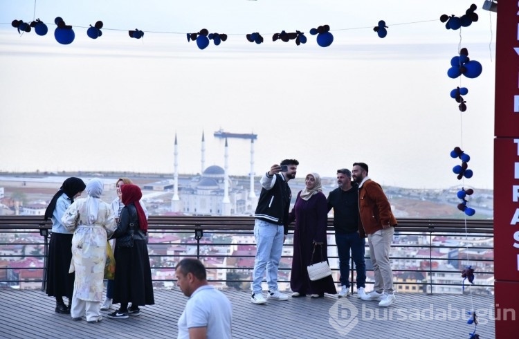23 Nisan'da açılan Boztepe seyir terası ve yürüyüş yolu yoğun ilgi gördü