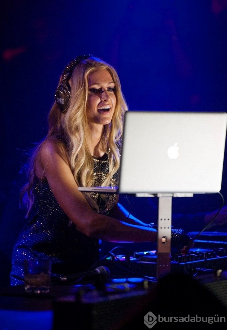 Paris Hilton ilk kez sahnede canlı olarak şarkı söylecek
