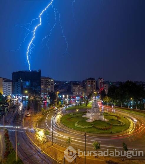 Eskişehir'de çakan şimşekler görsel şölen oluşturdu