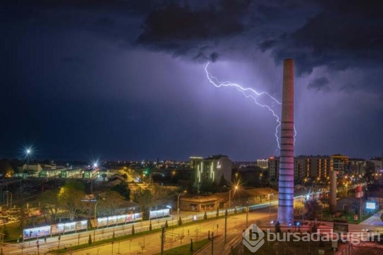 Eskişehir'de çakan şimşekler görsel şölen oluşturdu