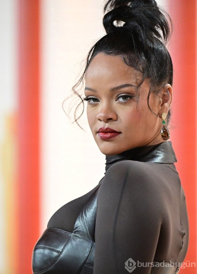 Yeni "Şirinler" filminin Şirine'si Rihanna'nın olacağı açıklandı
