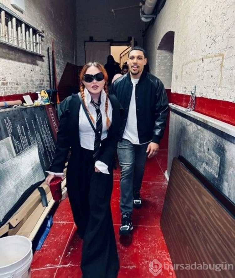 Madonna kendisinden 35 yaş küçük sevgilisiyle mutluluk pozları verdi