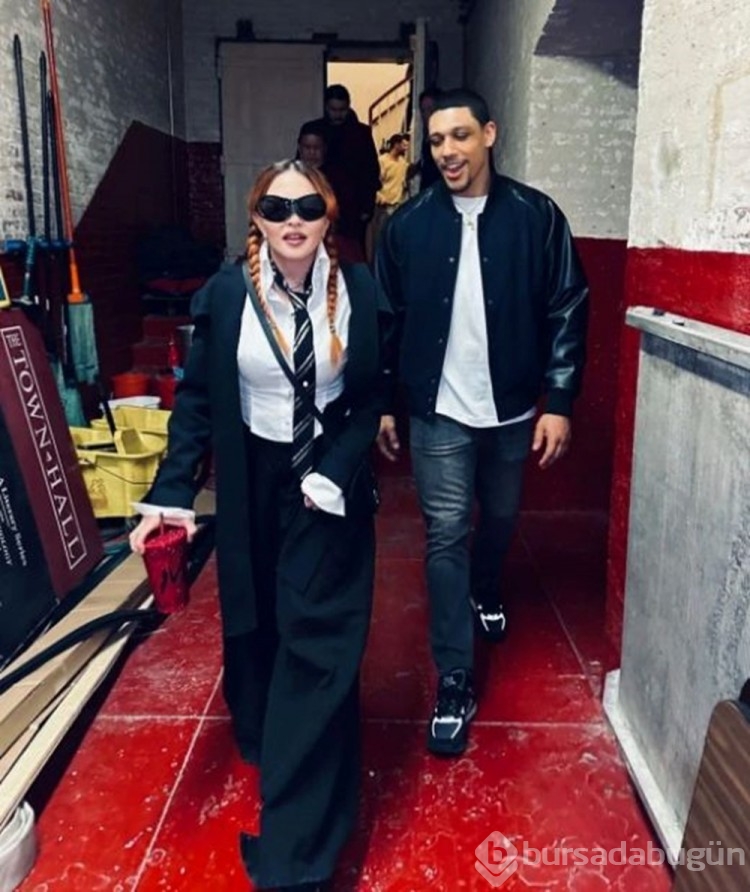 Madonna kendisinden 35 yaş küçük sevgilisiyle mutluluk pozları verdi
