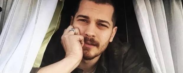 Oyuncu Çağatay Ulusoy'un gala tarzı beğenilmedi! 