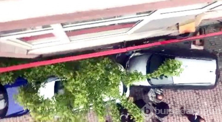 Park ettiği otomobilinin altında kaldı