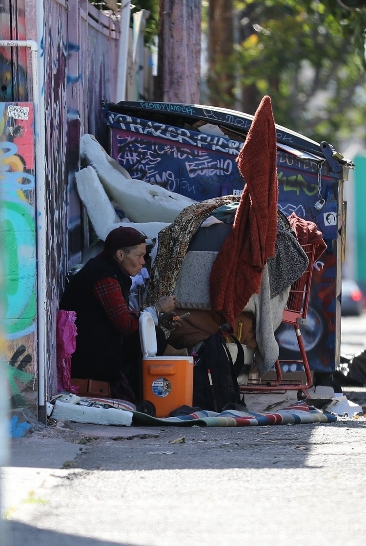 Bir zamanlar yıldızdı şimdilerde çöpten yiyecek topluyor