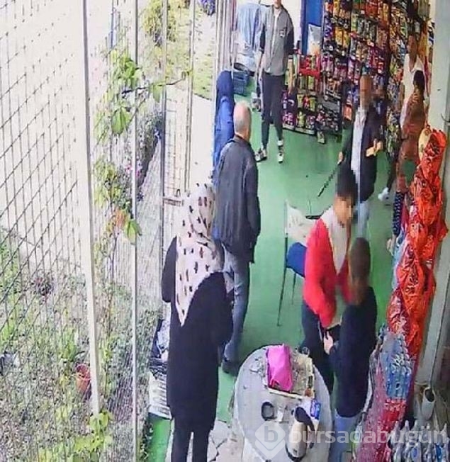 13 yaşındaki çocuğu palayla kovaladı, markettekiler kurtardı