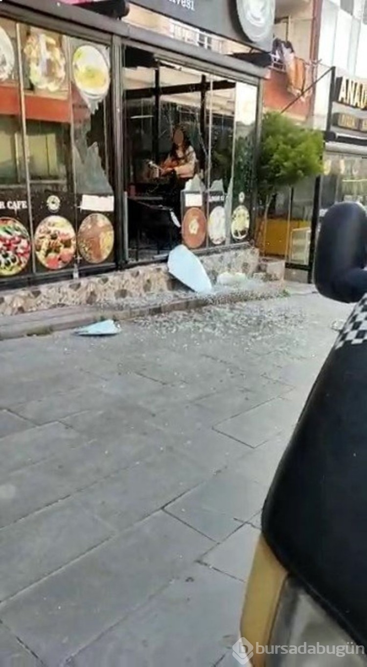 Camı çerçeveyi indirdi! Lokantada feci anlar
