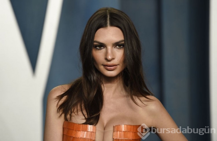 Emily Ratajkowski'nin mini eteğiyle verdiği pozlar beğeni topladı