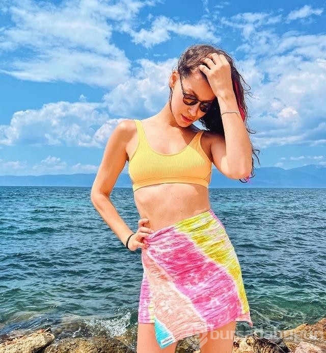 Güzel oyuncu Müjde Uzman dekolteli pozuyla mest etti! 