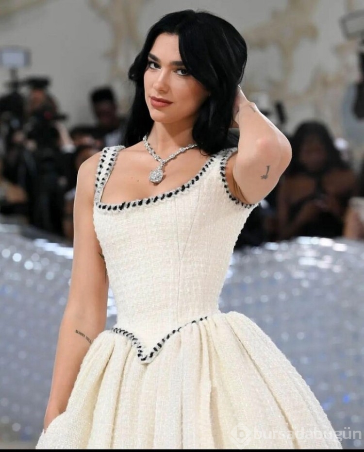 Dua Lipa 10 milyon dolarlık kolyesiyle dikkat çekti