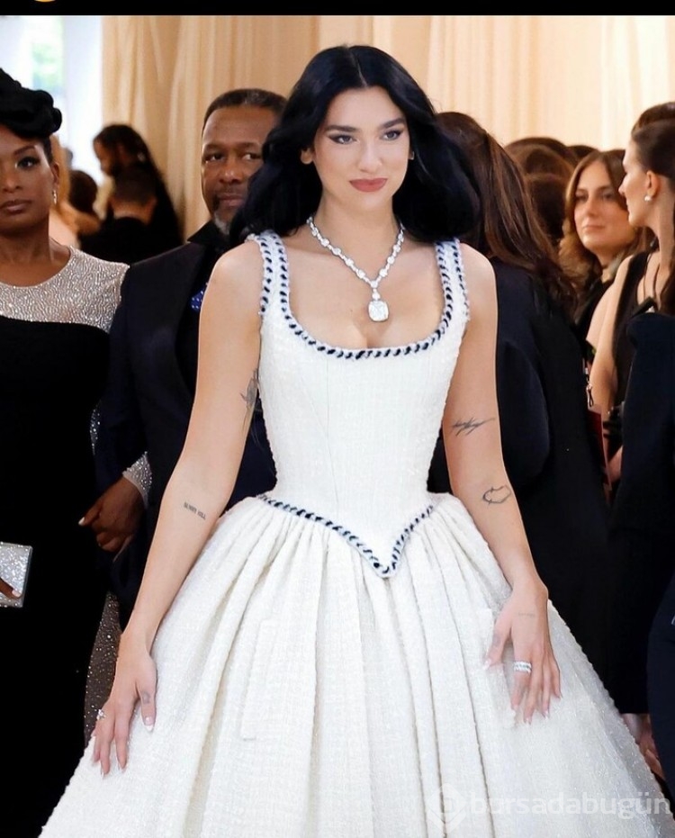 Dua Lipa 10 milyon dolarlık kolyesiyle dikkat çekti