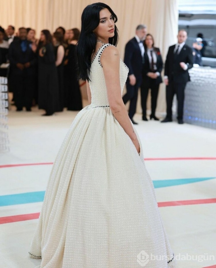 Dua Lipa 10 milyon dolarlık kolyesiyle dikkat çekti