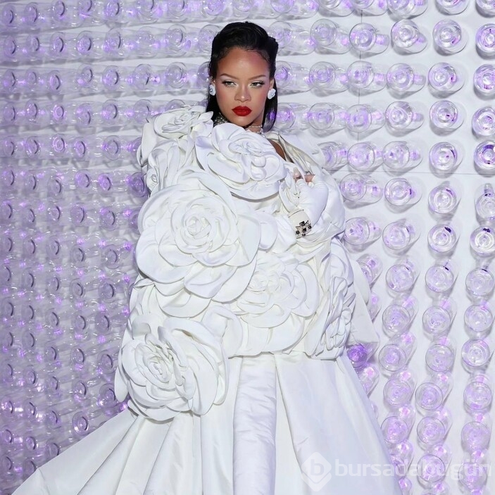 Rihanna'nın MET Gala tarzı dikkat çekti