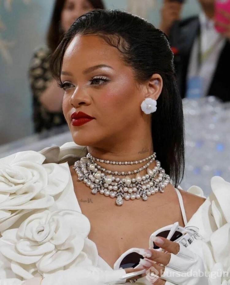 Rihanna'nın MET Gala tarzı dikkat çekti