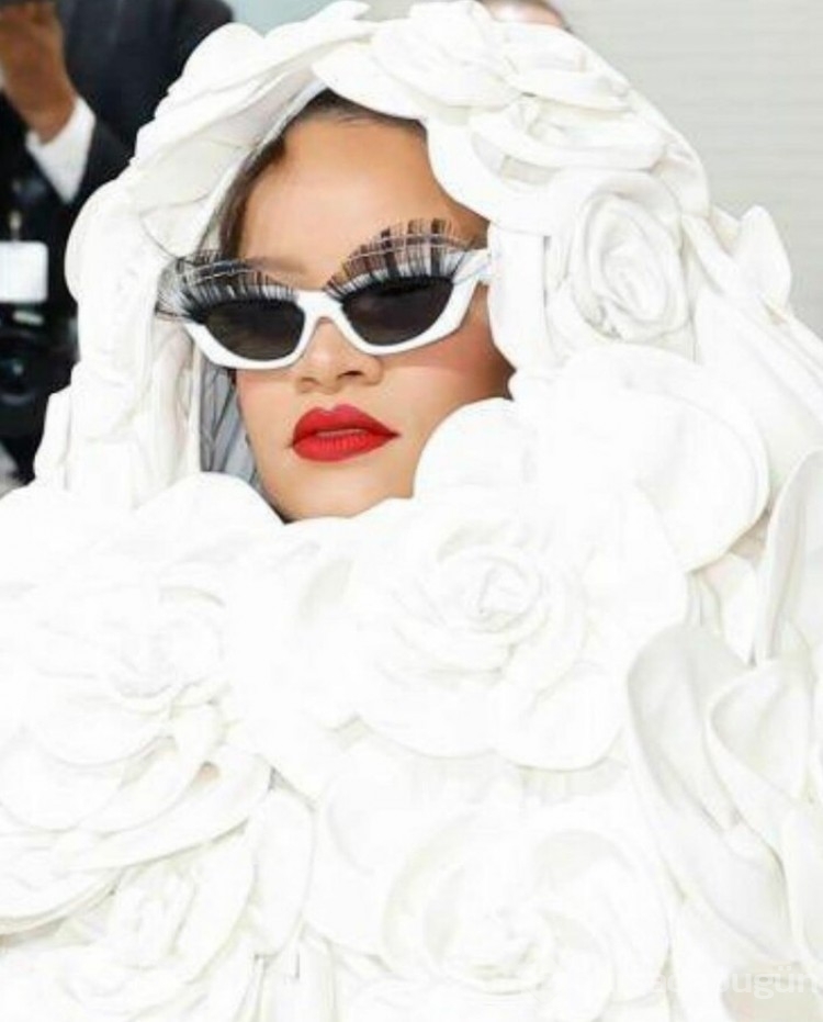 Rihanna'nın MET Gala tarzı dikkat çekti