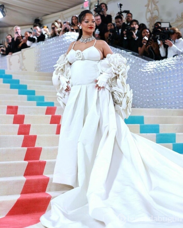 Rihanna'nın MET Gala tarzı dikkat çekti